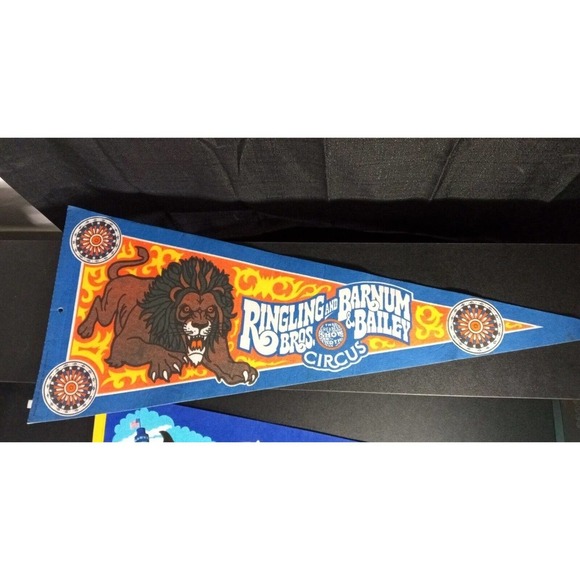 1980 Ringling Bros and Barnum & Bailey Circus & Sea World Pennant Banner 30” vtg - Picture 3 of 7